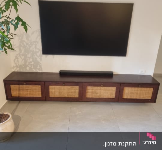 ארון עץ עם דלתות קלועות